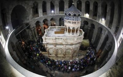 L'Edicule du Tombeau de Jésus après sa restauration, dans l'église du Saint-Sépulcre de la Vieille Ville de Jérusalem, le 21 mars 2017. (Crédit : Thomas Coex/AFP)