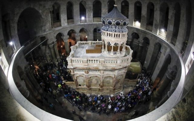 L'Edicule du Tombeau de Jésus après sa restauration, dans l'église du Saint-Sépulcre de la Vieille Ville de Jérusalem, le 21 mars 2017. (Crédit : Thomas Coex/AFP)
