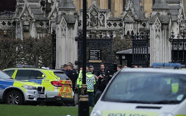 Policiers armés déployés devant Carriages Gate, l'une des entrée du Parlement en plein cœur de Londres, après une attaque terroriste, le 22 mars 2017. (Crédit : Daniel Leal-Olivas/AFP) Policiers armés déployés devant Carriages Gate, l'une des entrée du Parlement en plein cœur de Londres, après une attaque terroriste, le 22 mars 2017. (Crédit : Daniel Leal-Olivas/AFP)