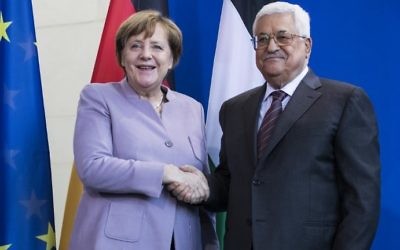 La chancelière allemande Angela Merkel et le président de l'Autorité palestinienne Mahmoud Abbas se serrent la main à l'issue d'une conférence de presse à Berlin, le 24 mars 2017  (Crédit :  Odd Andersen/ AFP Photo)