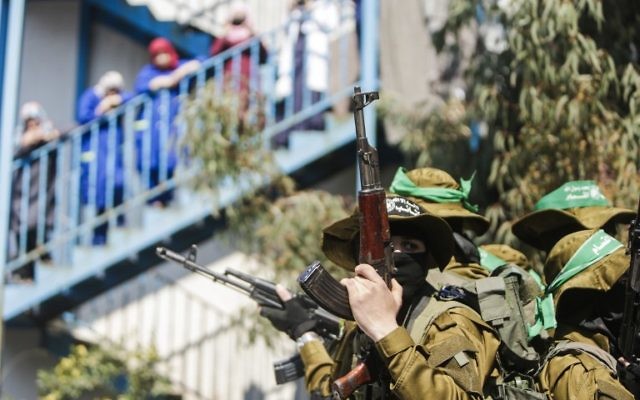 Des membres de la branche armée du Hamas pendant les funérailles de Mazen Foqaha à Gaza Ville, le 25 mars 2017. (Crédit : Mahmud Hams/AFP)