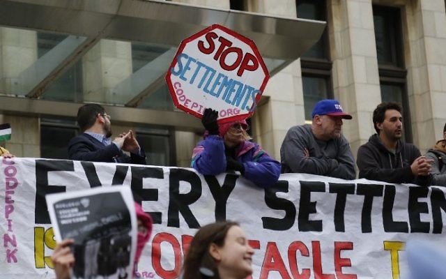 Manifestants anti-implantations devant le centre de conférence de Washington où se déroule la conférence politique annuelle de l'AIPAC, le 26 mars 2017. (Crédit : Andrew Biraj/AFP)