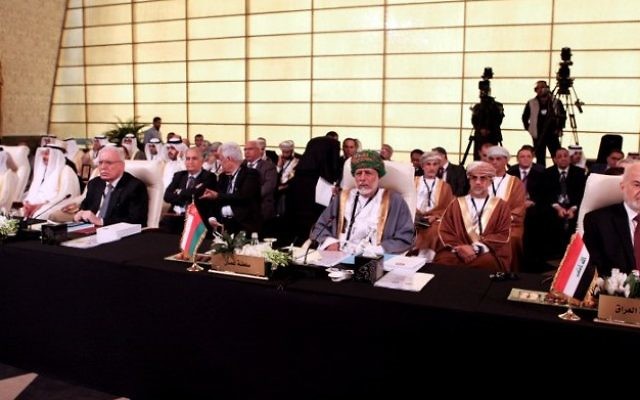Les délégations palestinienne, à gauche, d'Oman, au centre, et irakienne, à droite, pendant les réunions de préparation du 28e sommet de la Ligue arabe, en Jordanie, le 27 mars 2017. (Crédit : Ahmad Abdo/AFP) Les délégations palestinienne, à gauche, d'Oman, au centre, et irakienne, à droite, pendant les réunions de préparation du 28e sommet de la Ligue arabe, en Jordanie, le 27 mars 2017. (Crédit : Ahmad Abdo/AFP)