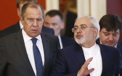 Le ministre russe des Affaires étrangères Sergei Lavrov, à gauche, et son homologue iranien Mohammad Javad Zarif, avant une conférence de presse conjointe de leurs présidents au Kremlin, à Moscou, le 28 mars 2017. (Crédit : Sergei Karpukhin/Pool/AFP)