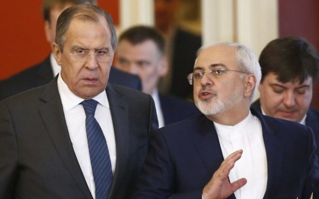 Le ministre russe des Affaires étrangères Sergei Lavrov, à gauche, et son homologue iranien Mohammad Javad Zarif, avant une conférence de presse conjointe de leurs présidents au Kremlin, à Moscou, le 28 mars 2017. (Crédit : Sergei Karpukhin/Pool/AFP)