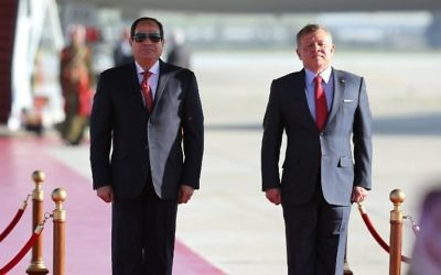 Le roi de Jordanie Abdallah II, à droite, et le président égyptien Abdel Fattah al-Sissi à l'aéroport international Reine Alia à Amman, en Jordanie, le 28 mars 2017. (Crédit : Khalil Mazraawi/AFP) Le roi de Jordanie Abdallah II, à droite, et le président égyptien Abdel Fattah al-Sissi à l'aéroport international Reine Alia à Amman, en Jordanie, le 28 mars 2017. (Crédit : Khalil Mazraawi/AFP)