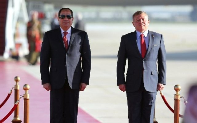 Le roi de Jordanie Abdallah II, à droite, et le président égyptien Abdel Fattah al-Sissi à l'aéroport international Reine Alia à Amman, en Jordanie, le 28 mars 2017. (Crédit : Khalil Mazraawi/AFP)