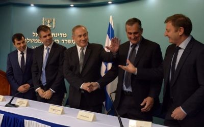 Le Premier ministre Benjamin Netanyahu, (3e à gauche), avec le président directeur général d' Intel Corp., Brian Krzanich, (à sa gauche), et les fondateurs de Mobileye Amnon Shashua  et Ziv Aviram , (1er à gauche et 1er à droite).  (Crédit : Haim Zach/GPO)