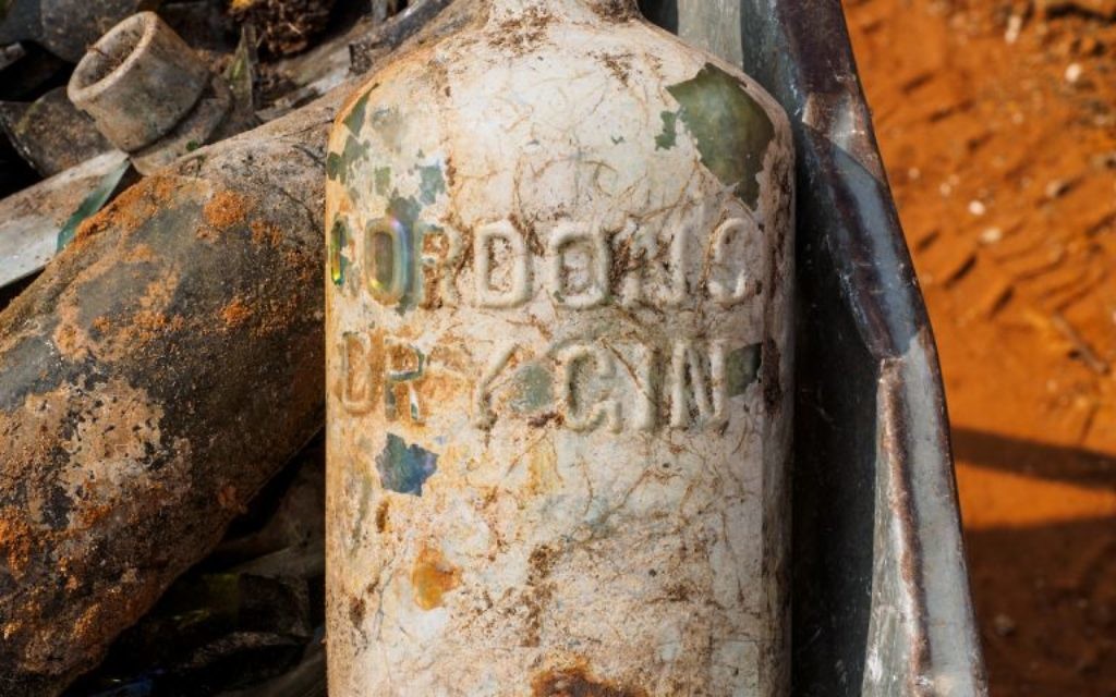 Un bouteille de Gordon’s Dry Gin trouvée près de Ramle, sur une base militaire britannique de la Première Guerre mondiale, en mars 2017. (Crédit : Assaf Peretz/Autorité israélienne des Antiquités) Un bouteille de Gordon’s Dry Gin trouvée près de Ramle, sur une base militaire britannique de la Première Guerre mondiale, en mars 2017. (Crédit : Assaf Peretz/Autorité israélienne des Antiquités)