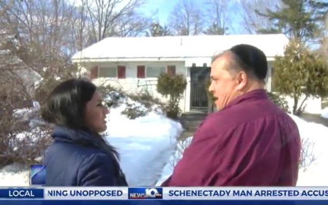 Andrew King a été arrêté le 20 mars 2017 pour avoir faussement affirmé que des croix gammées avaient été dessinées sur sa maison, le 10 février 2017. (Crédit : capture d'écran News10.com)