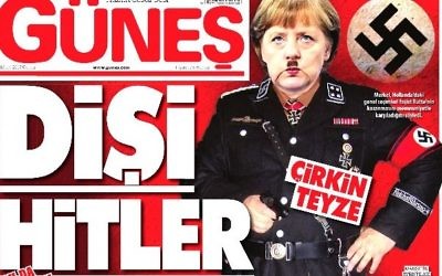 La Une du quotidien turc Günes, proche du gouvernement, présente la chancelière allemande Angela Merkel en "Mme Hitler", le 17 mars 2017. (Crédit : capture d'écran)