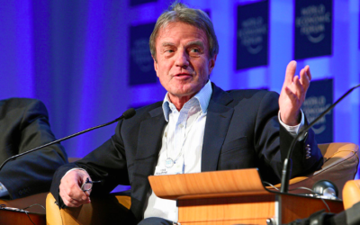 Bernard_Kouchner au Forum Économique Mondial à Davos en 2008 (Crédit : wikipedia communs/ CC BY 2.0)
