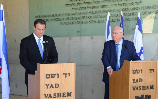 Andrew Cuomo et Reuven Rivlin (d), le 5 mars 2017 à Yad Vashem (Crédit : Mark Neiman / GPO)