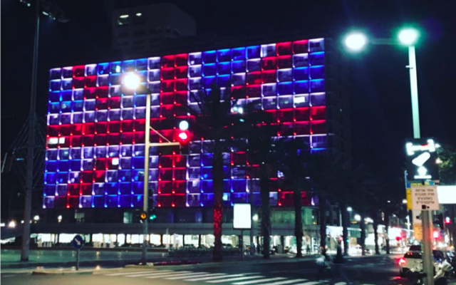 La mairie de Tel Aviv aux couleurs du Royaume Uni, le 22 mars 2017 (Crédit : Stéphanie Bitan/Times of Israel)