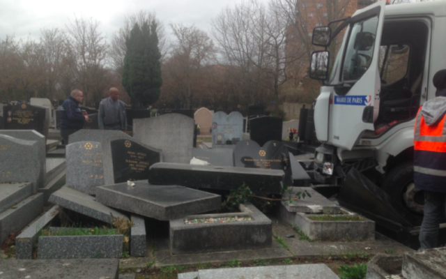 Capture d’écran de la scène de l'accident de la route au cimetière de Pantin (Crédit : @mr_matth/Twitter)