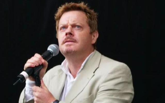Eddie Izzard en 2005 (Crédit : Dave Morris/cc-by-2.0) Eddie Izzard en 2005 (Crédit : Dave Morris/cc-by-2.0)