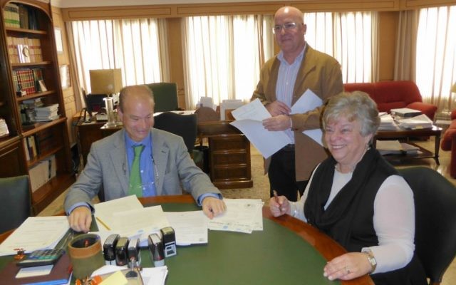 Doreen Alhadeff (à droite) signant ses papiers lui accordant la citoyenneté espagnole en présence du notaire public Pedro Bosch (à gauche) et de Jésus Cantero Morenos, son assistant juridique, le 2 février 2016 à Torremolinos, en Espagne (Crédit : Joseph S. Alhadeff)