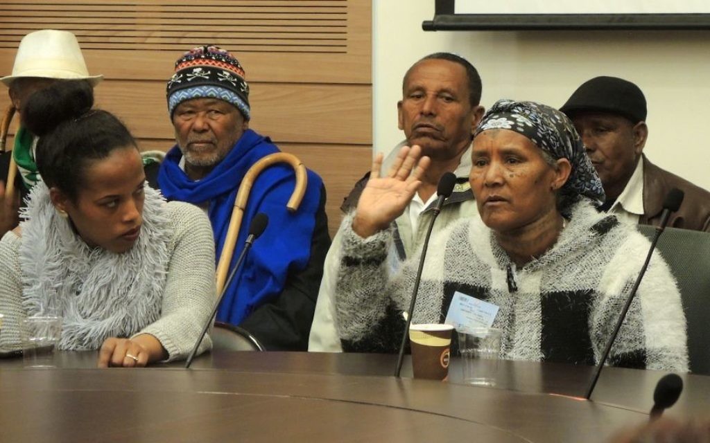 Une éthiopienne Israélienne explique au ministère de l'Intérieur que cela fait 16 ans qu'elle attend que ses deux enfants arrivent en Israël lors d'une audience de la Knesset, le 21 mars 2017 (Crédit : Melanie Lidman/Times of Israel) Une éthiopienne Israélienne explique au ministère de l'Intérieur que cela fait 16 ans qu'elle attend que ses deux enfants arrivent en Israël lors d'une audience de la Knesset, le 21 mars 2017 (Crédit : Melanie Lidman/Times of Israel)