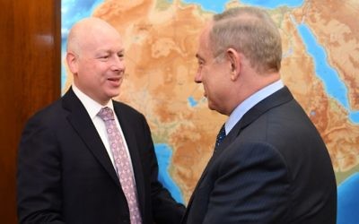 Jason Greenblatt, conseiller du président américain Donald Trump, et le Premier ministre Benjamin Netanyahu, à Jérusalem, le 13 mars 2017. (Crédit : Matty Stern/ambassade américaine de Tel Aviv)