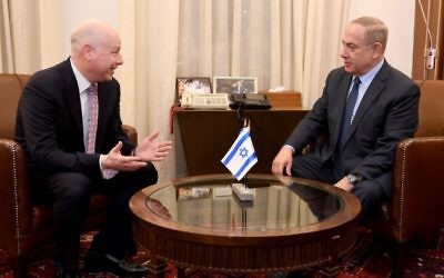 Jason Greenblatt, conseiller du président américain Donald Trump, et le Premier ministre Benjamin Netanyahu, à Jérusalem, le 13 mars 2017. (Crédit : Matty Stern/ambassade américaine de Tel Aviv)