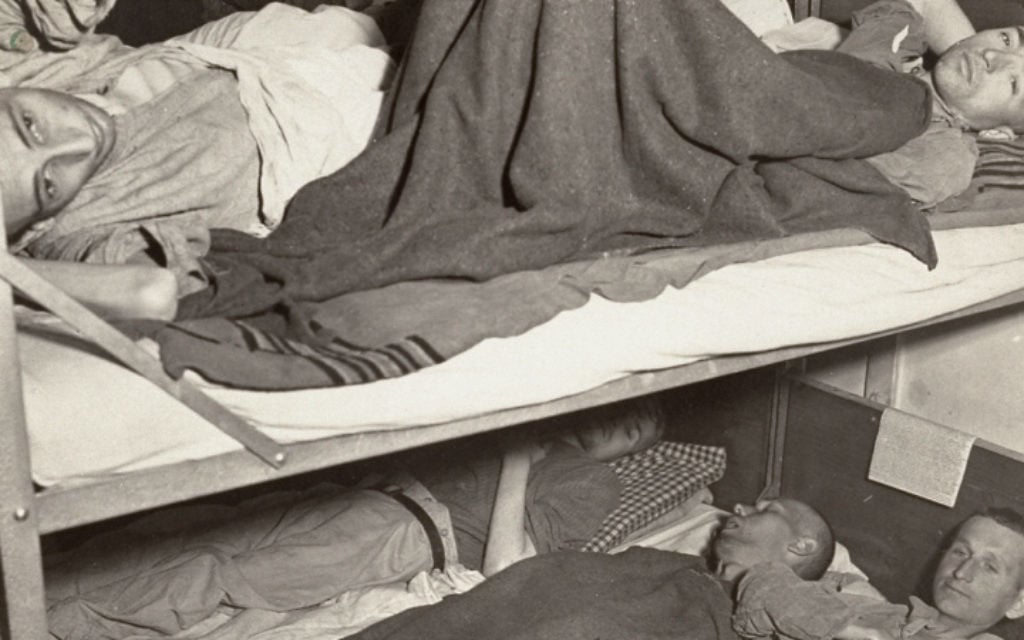 Survivants de l'Holocauste à l'hôpital après la libération à Dachau, en Allemagne, vers avril mai 1945. (Crédit : musée mémorial de l'Holocauste des Etats-Unis/autorisation de Francis Robert Arzt)