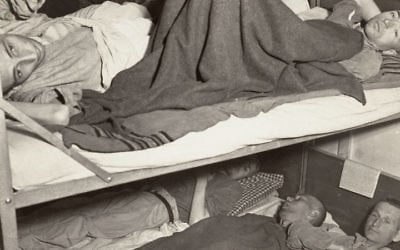 Survivants de l'Holocauste à l'hôpital après la libération à Dachau, en Allemagne, vers avril mai 1945. (Crédit : musée mémorial de l'Holocauste des Etats-Unis/autorisation de Francis Robert Arzt)