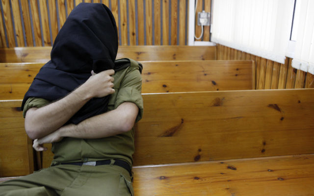 Photo d'illustration d'un soldat de l'armée israélienne dans un tribunal militaire (Crédit : Tsafrir Abayov/Flash90) Photo d'illustration d'un soldat de l'armée israélienne dans un tribunal militaire (Crédit : Tsafrir Abayov/Flash90)