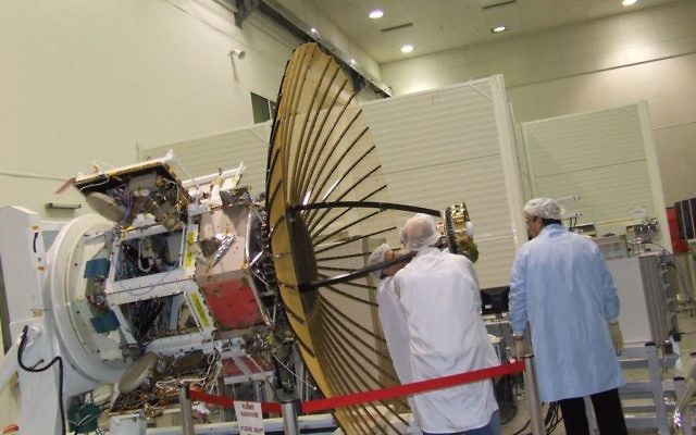 Des employés devant l'IDF/AF TECSAR, un satellite produit par les Industries aérospatiales israéliennes, en janvier 2008. Illustration. (Crédit : IAI via Tsahi Ben-Ami/Flash90) Des employés devant l'IDF/AF TECSAR, un satellite produit par les Industries aérospatiales israéliennes, en janvier 2008. Illustration. (Crédit : IAI via Tsahi Ben-Ami/Flash90)