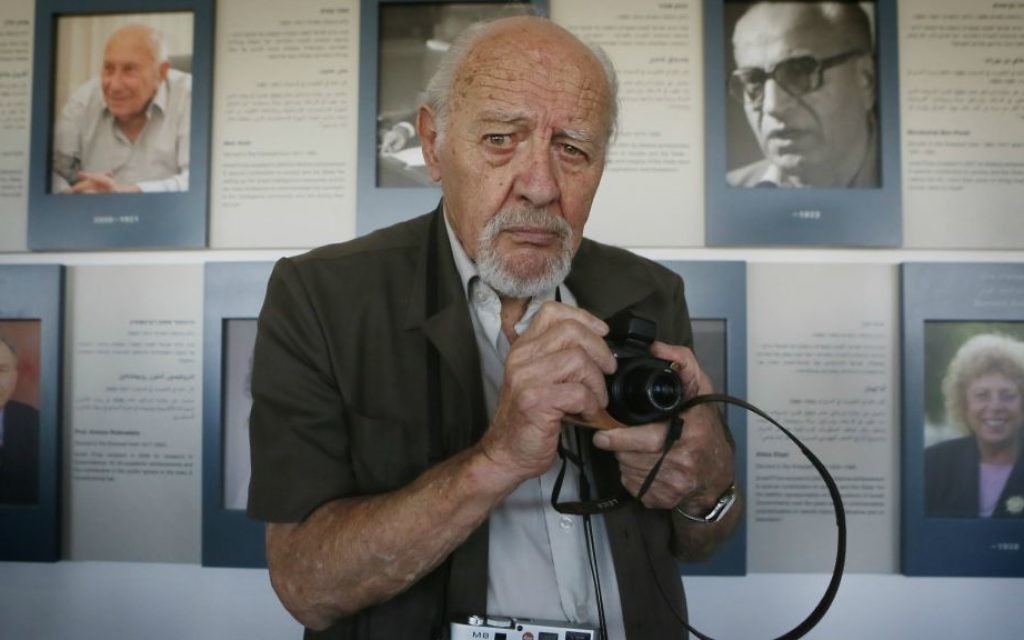 David Rubinger, le photographe de la nation d'Israël, en 2013. (Crédit : Miriam Alster/Flash90) David Rubinger, le photographe de la nation d'Israël, en 2013. (Crédit : Miriam Alster/Flash90)