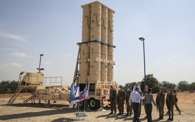 Susan Rice, alors conseillère nationale à la sécurité des Etats-Unis, devant les missiles Arrow 2 à la base Palmachim de l'armée de l'air israélienne, le 9 mai 2014. Illustration. (Crédit : Hadas Parush/Flash 90) Susan Rice, alors conseillère nationale à la sécurité des Etats-Unis, devant les missiles Arrow 2 à la base Palmachim de l'armée de l'air israélienne, le 9 mai 2014. Illustration. (Crédit : Hadas Parush/Flash 90)