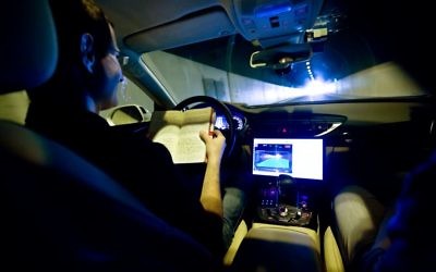 Mobileye fournit une technologie qui permet le développement des voitures autonomes. (Crédit : Moshe Shai/Flash90) Mobileye fournit une technologie qui permet le développement des voitures autonomes. (Crédit : Moshe Shai/Flash90)