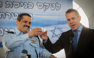 Le chef de la police israélienne Roni Alsheish (à gauche) et le ministre de la Sécurité intérieure Gilad Erdan au siège de la police, à Jérusalem, le 3 décembre 2015. (Crédit : Hadas Parush/Flash90)