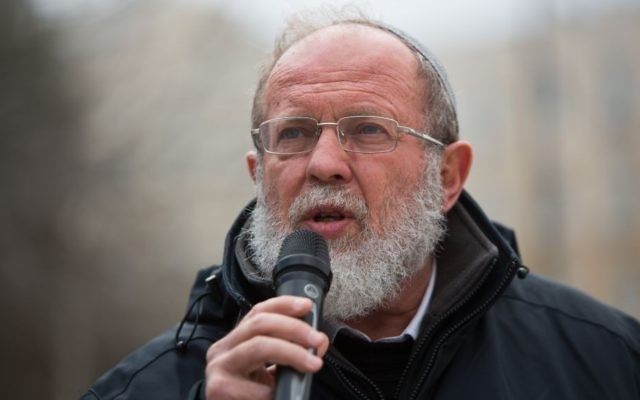Le rabbin Eli Sadan au cours d'une manifestation devant le bureau du Premier ministre, à Jérusalem, le 21 février 2016 (Crédit : Yonatan Sindel/Flash90)