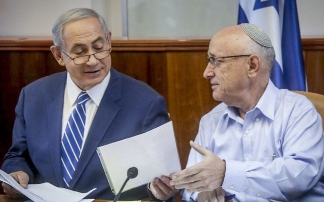 Le Premier ministre Benjamin Netanyahu, à gauche, et le conseiller à la sécurité nationale Yaakov Nagel, pendant la réunion hebdomadaire du cabinet dans les bureaux du Premier ministre, à Jérusalem, le 18 septembre 2016. (Crédit : Marc Israel Sellem/Flash90) Le Premier ministre Benjamin Netanyahu, à gauche, et le conseiller à la sécurité nationale Yaakov Nagel, pendant la réunion hebdomadaire du cabinet dans les bureaux du Premier ministre, à Jérusalem, le 18 septembre 2016. (Crédit : Marc Israel Sellem/Flash90)