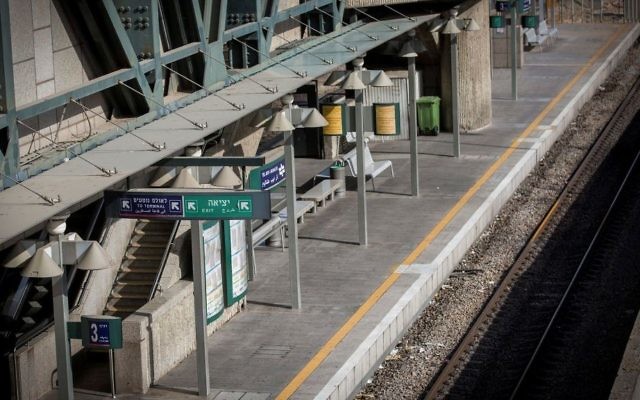 La gare de Hashalom dans le centre de Tel Aviv durant les réparations et les travaux de rénovation réalisés par la compagnie des chemins de fer d'Israël le 21 septembre 2016 (Crédit : Miriam Alster/Flash90)