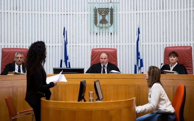 Les magistrats de la cour Suprême Yoram Danziger, au centre,  Anat Baron, à droite, et  Uri Shoham dans la salle d'audience de la Cour Suprême à Jérusalem, avant une séance du tribunal le 7 décembre 2016 (Crédit : Hadas Parush/Flash90)