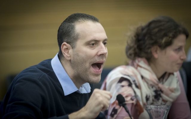 Miki Zohar, député du Likud, pendant le vote du budget de l'Etat en commission des Finances de la Knesset, le 19 décembre 2016. (Crédit : Yonatan Sindel/Flash90) Miki Zohar, député du Likud, pendant le vote du budget de l'Etat en commission des Finances de la Knesset, le 19 décembre 2016. (Crédit : Yonatan Sindel/Flash90)