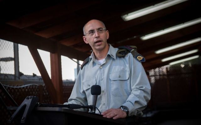 Le lieutenant colonel Nadav Weissman, le procureur du procès d'Elor Azaria, pendant une conférence de presse suite à la lecture du verdict, à la Kirya à Tel Aviv, le 4 janvier 2017. (Crédit : Miriam Alster/Flash90)