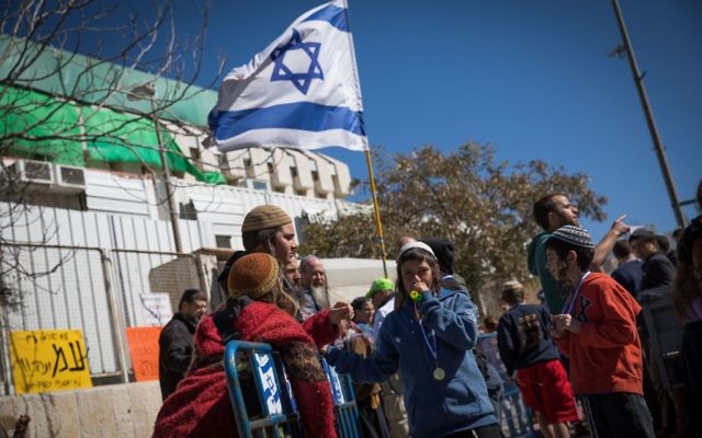 Des résidents évacués de l’avant-poste israélien d’Amona manifestent devant le bureau du Premier ministre à Jérusalem, le 19 février 2017. (Crédit : Yonatan Sindel/Flash90)