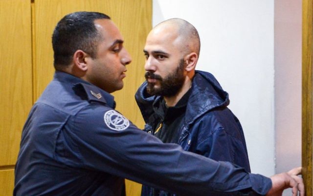 Nadav Sela, inculpé pour le meurtre de sa femme, ses deux enfants, et le fils d'un voisin à Migdal, dans le nord d'Israël, devant la cour des magistrats de Nazareth, le 26 février 2017. (Crédit : Basel Awidat/Flash90)