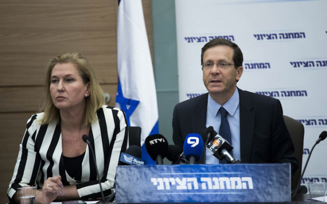 Isaac Herzog et Tzipi Livni pendant la réunion du groupe parlementaire de l'Union sioniste à la Knesset, le 27 février 2017. (Crédit : Yonatan Sindel/Flash90) Isaac Herzog et Tzipi Livni pendant la réunion du groupe parlementaire de l'Union sioniste à la Knesset, le 27 février 2017. (Crédit : Yonatan Sindel/Flash90)