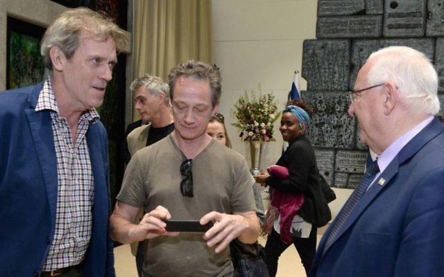 Hugh Laurie et le président Reuven Rivlin à la résidence présidentielle de Jérusalem, le 6 mars 2017. (Crédit : Mark Neyman/GPO)