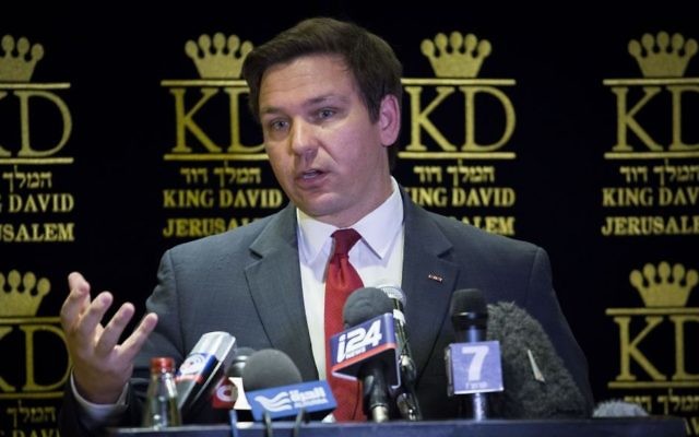 Ron DeSantis, représentant républicain de la Floride, en conférence de presse à Jérusalem, le 5 mars 2017. (Crédit : Yonatan Sindel/Flash90) Ron DeSantis, représentant républicain de la Floride, en conférence de presse à Jérusalem, le 5 mars 2017. (Crédit : Yonatan Sindel/Flash90)