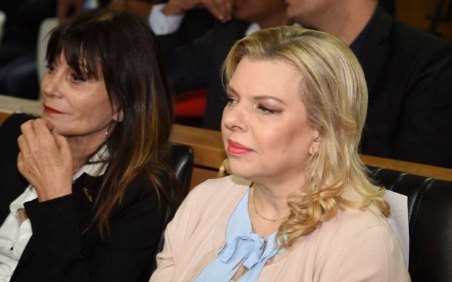 Sara Netanyahu, à droite, à Eilat, le 7 mars 2017. (Crédit : Yair Sagi/Pool) Sara Netanyahu, à droite, à Eilat, le 7 mars 2017. (Crédit : Yair Sagi/Pool)