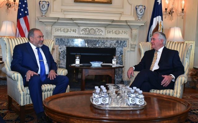 Avigdor Liberman, ministre de la Défense, avec le secrétaire d'Etat américain  Rex Tillerson à Washington, le 8 mars 2017. (Crédit : Ariel Hermoni/ministère de la Défense)