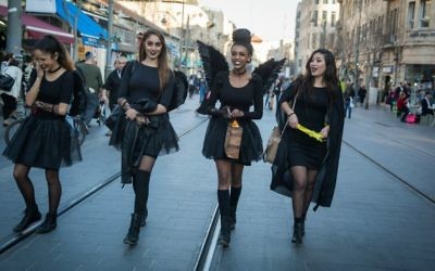 Israéliennes déguisées pour la fête de Pourim sur la route de Jaffa de Jérusalem, le 8 mars 2017. (Crédit : Hadas Parush/Flash90)