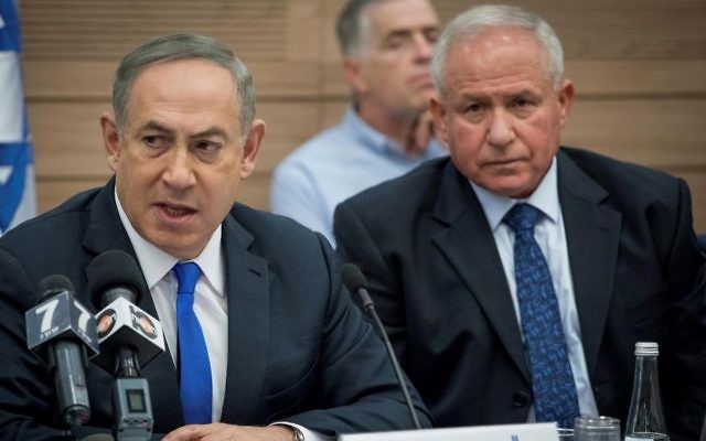 Le Premier ministre Benjamin Netanyahu, à gauche, et le parlementaire du Likud Avi Dichter, à droite, se rendent à une réunion de la commission des Affaires étrangères et de la défense de la Knesset, le 8 mars 2017 (Crédit : Yonatan Sindel/Flash90) Le Premier ministre Benjamin Netanyahu, à gauche, et le parlementaire du Likud Avi Dichter, à droite, se rendent à une réunion de la commission des Affaires étrangères et de la défense de la Knesset, le 8 mars 2017 (Crédit : Yonatan Sindel/Flash90)