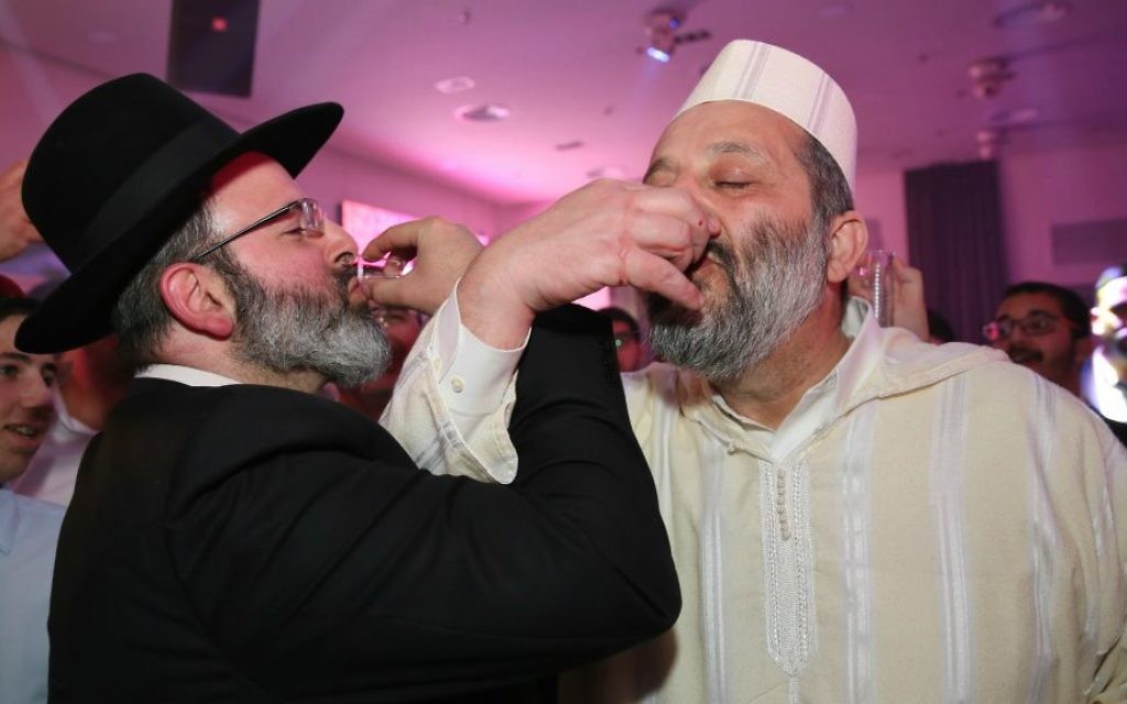 Le ministre déguisé de l'Intérieur, Aryeh Deri, à droite, pendant une fête de Pourim, à Akko, le 11 mars 2017. (Crédit : Yaacov Cohen/Flash90)