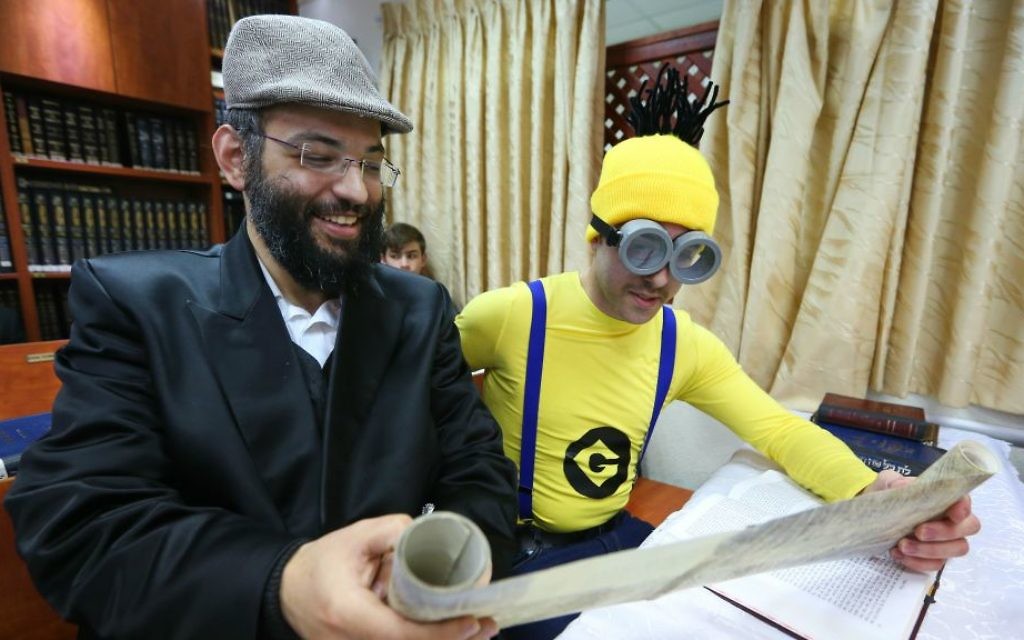 Lecture du Livre d'Esther pour Pourim à Beit Shemesh, le 11 mars 2017. (Crédit : Yaakov Lederman/Flash90)