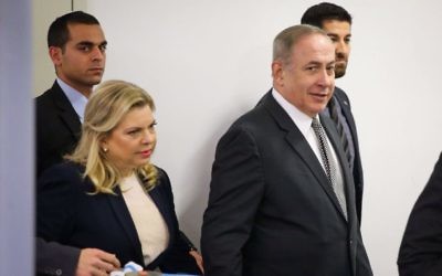 Le Premier ministre Benjamin Netanyahu et son épouse Sara à leur arrivée à la cour des magistrats de Tel Aviv pour leur procès en diffamation contre le journaliste Yigal Sarna, le 14 mars 2017. (Crédit : Moti Kimchi/Pool/Flash90)